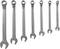 Sieben silberne Schraubenschlüssel verschiedener Größe, in einer Reihe angeordnet, von groß nach klein.