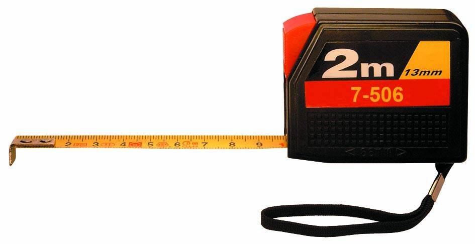 Ein Maßband, das auf 2 Meter ausgerollt ist. Es ist gelb mit schwarzen und roten Markierungen und hat eine schwarze Halterung mit rotem Akzent.