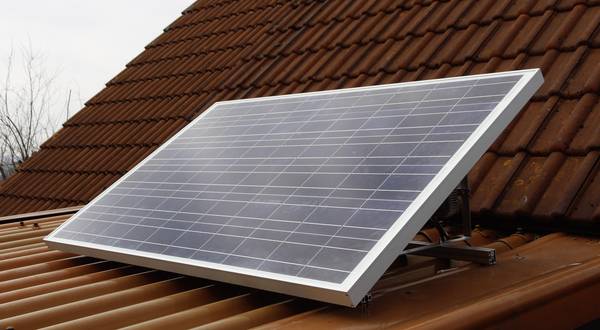 Solarpanel auf dem Dach als Energiequelle