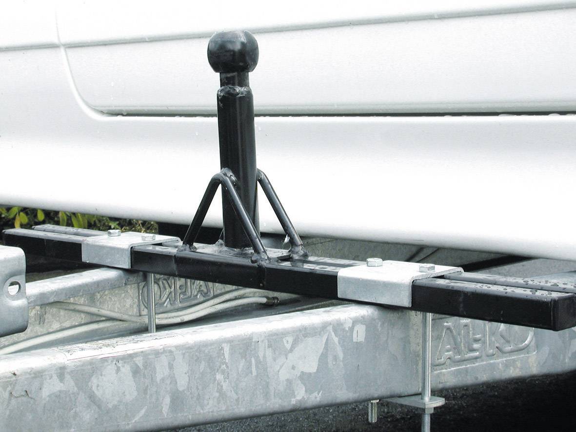 Anhängerkupplung an einem Fahrzeug befestigt. Einfache Metallstruktur, dient zum Ziehen von Anhängern oder Wohnwagen.