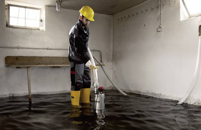 Schmutzwasser-Tauchpumpe im Einsatz