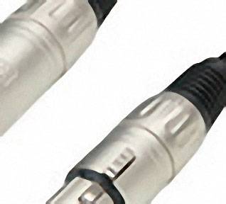 Nahaufnahme von zwei XLR-Steckern, typisch für Audioverbindungen, mit silbernem Gehäuse und schwarzen Enden.
