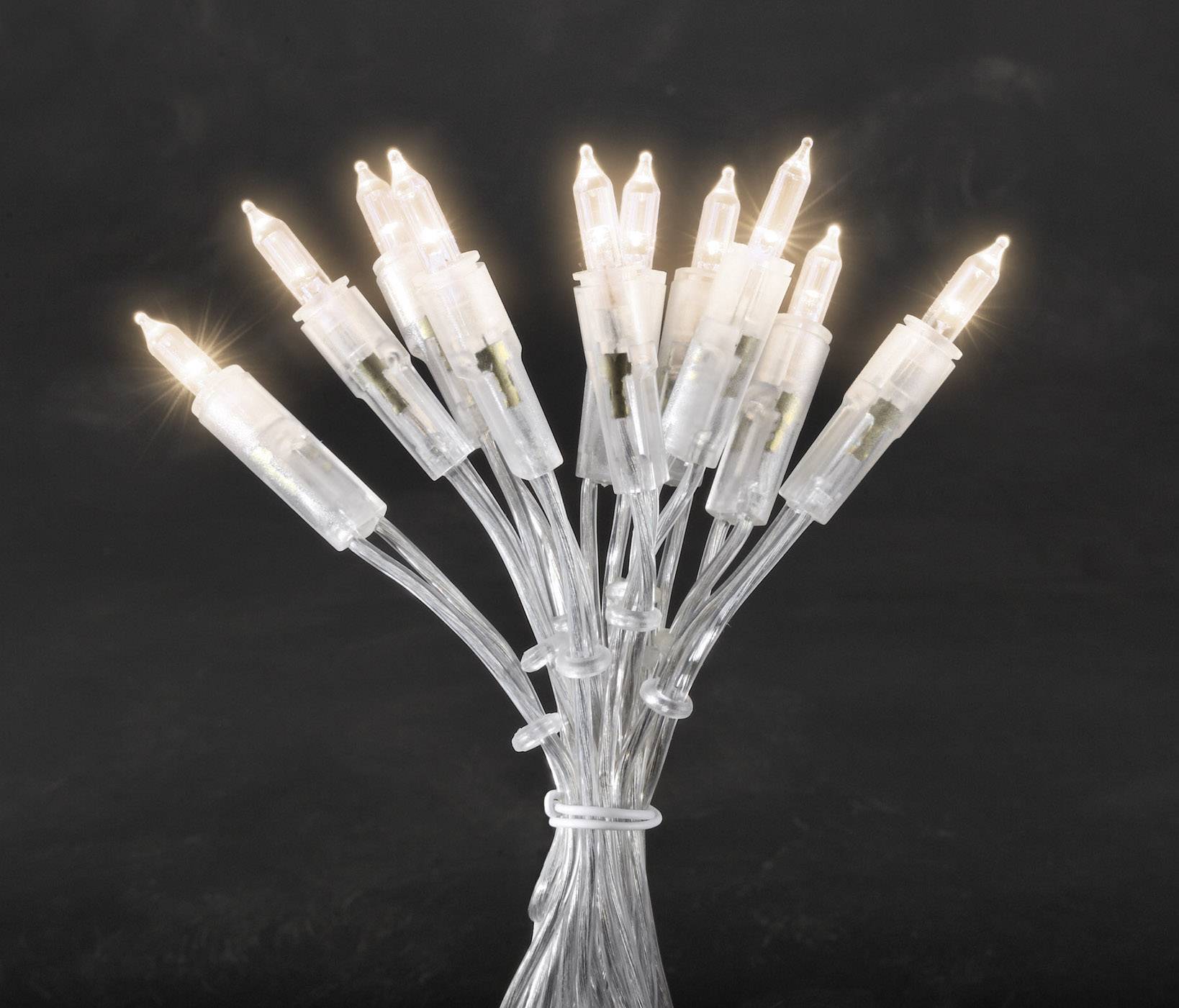 Ein Bündel warmweißer LED-Lichter auf durchsichtigem Kabel leuchtet vor schwarzem Hintergrund. Ideal für Dekorationen.