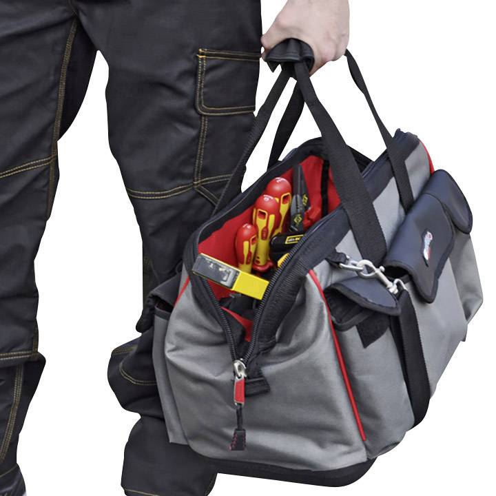 'Person mit Werkzeugtasche': Eine stehende Person hält eine offene Werkzeugtasche mit verschiedenen Werkzeugen.