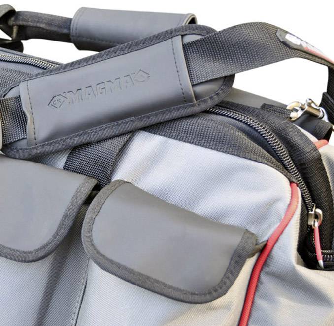 Graue Tasche mit schwarzen Akzenten, zeigt den Markennamen 'MAGMA' auf einem Griff. Die Tasche hat gepolsterte Schulterriemen.