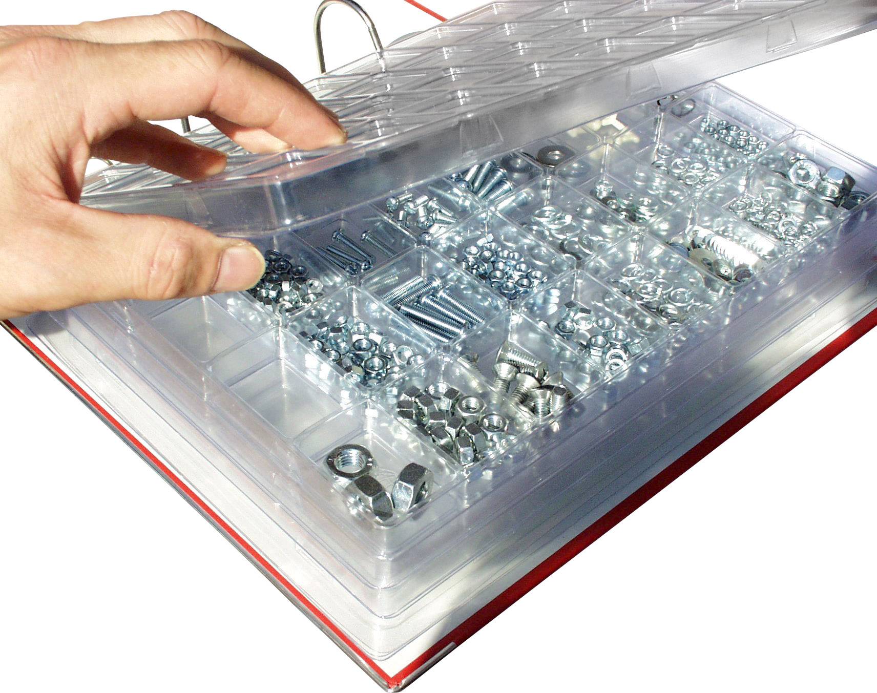 'Eine Hand öffnet eine Plastikbox mit mehreren Fächern, die verschiedene Schrauben und Muttern enthalten.'
