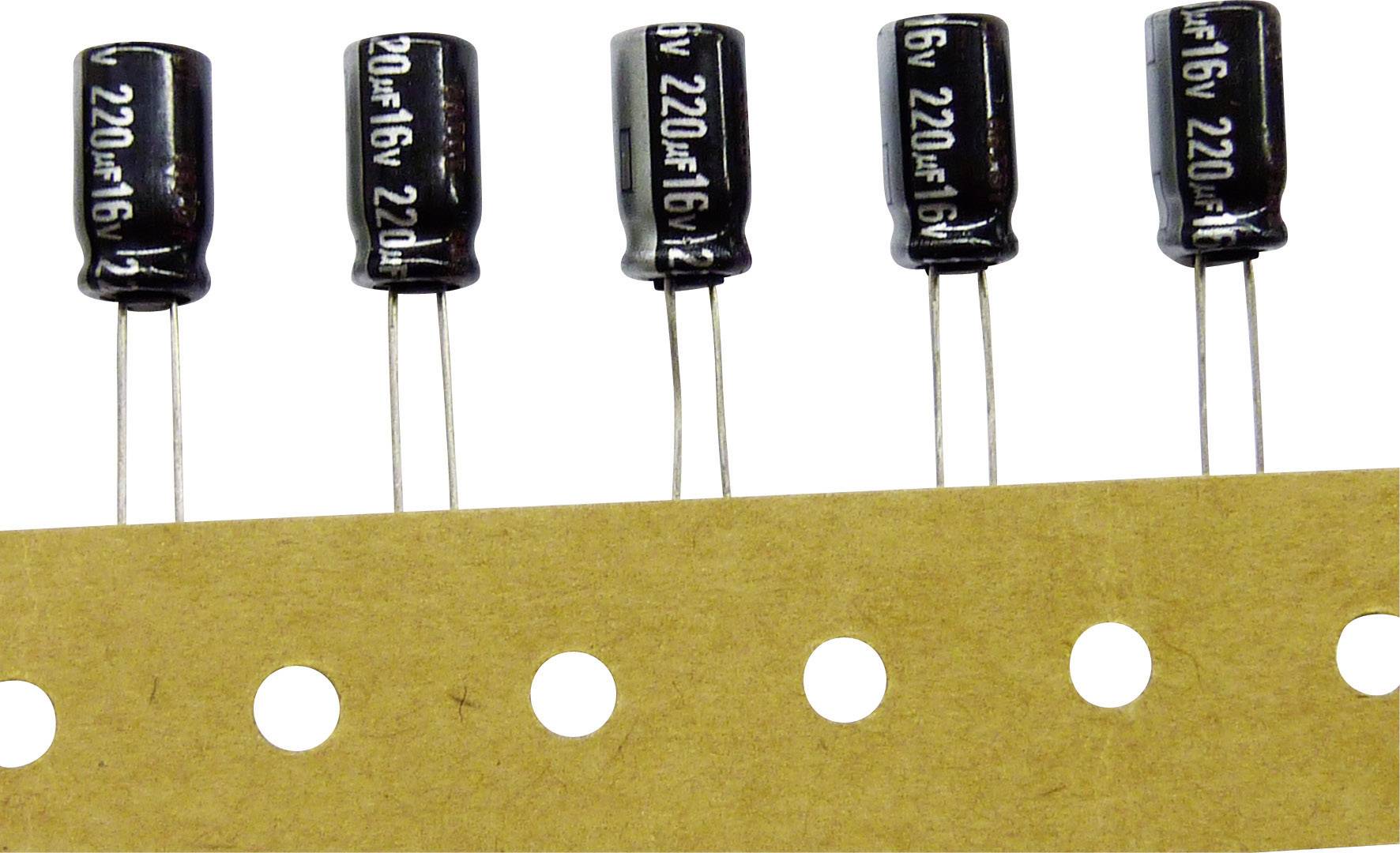 Fünf Elektrolytkondensatoren mit der Aufschrift '220 µF, 16 V', nebeneinander in einer Pappstreifenverpackung befestigt.