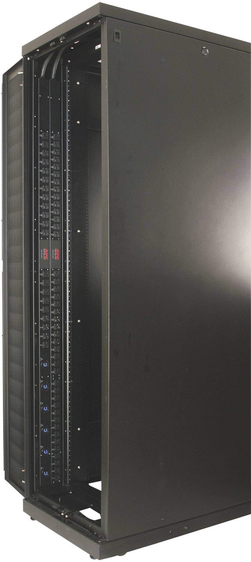 Ein schwarzes Server-Rack mit sichtbaren Schaltflächen und Reglereinheiten an der Vorderseite, geeignet für Rechenzentren.