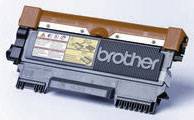 Eine Brother-Tonerpatrone mit schwarzem Gehäuse und Etiketten auf der Oberseite. Sie dient dem Drucken mit bestimmten Brother-Druckermodellen.