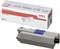 Toner-Kartusche von OKI mit Verpackung. Geeignet für Farbdrucker, auf der Verpackung steht 'Genuine Toner Cartridge'.