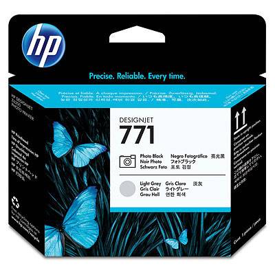 Eine Verpackung für HP Druckerpatrone, Designjet 771, Foto-Schwarz. Darstellung von blauen Schmetterlingen auf schwarzem Hintergrund.