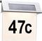 Beleuchtetes Hausnummernschild mit Solarzelle, zeigt die Nummer '47c'.