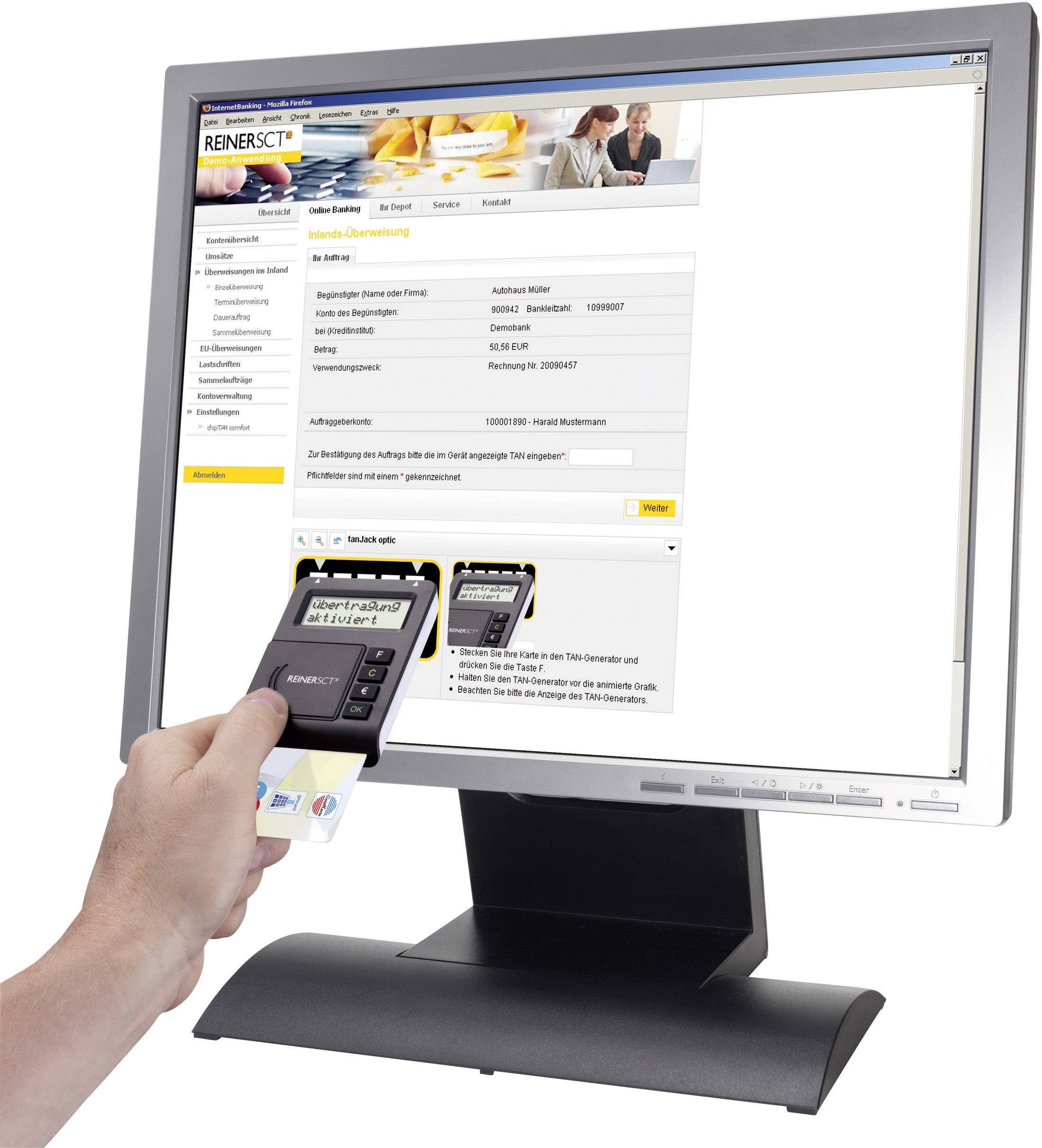 Ein Bildschirm zeigt ein Online-Banking-Portal. Eine Hand nutzt ein Lesegerät, um eine TAN für eine Überweisungseinzahlung zu generieren.