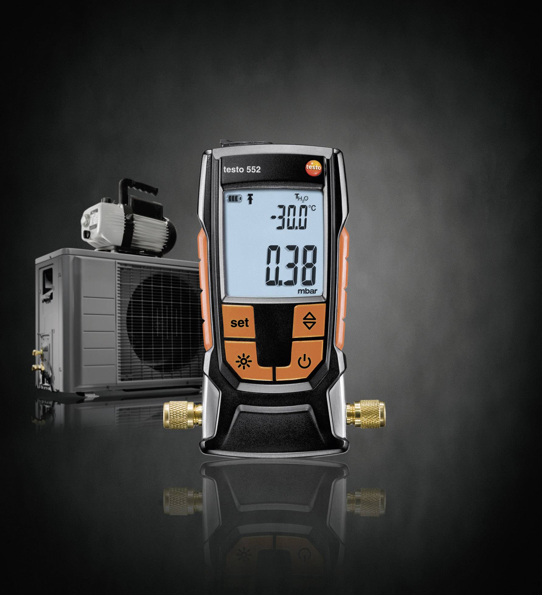 Ein digitales Vakuummessgerät steht vor einer Klimaanlage. Das Display zeigt '-20,0 °C' und '0,38 mbar'. Essenziell für HVAC-Systemtests.