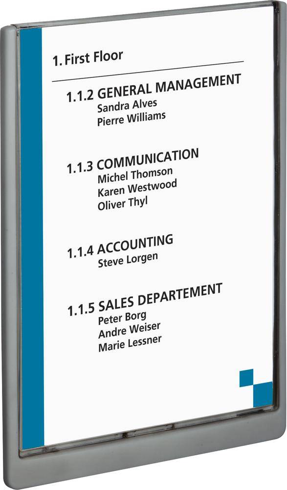 Türschild mit den Aufschriften: '1. First Floor', '1.1.2 GENERAL MANAGEMENT', '1.1.3 COMMUNICATION', '1.1.4 ACCOUNTING', '1.1.5 SALES DEPARTEMENT' und diversen Namen.