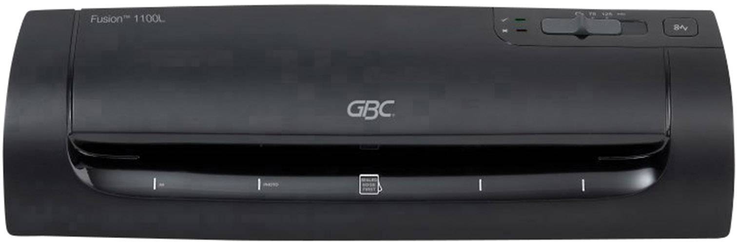 Ein schwarzes Laminiergerät mit der Aufschrift 'GBC Fusion 1100L'. Es hat Tasten zur Steuerung oben rechts und einen Laminierschlitz vorne.