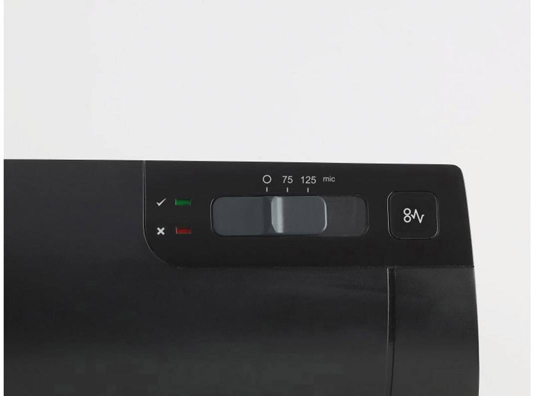 'Nahaufnahme eines schwarzen Laminiergeräts mit Bedienelementen. Sichtbare Symbole für Einstellungen: 75, 125 Micron und Ein-/Ausschalter.'