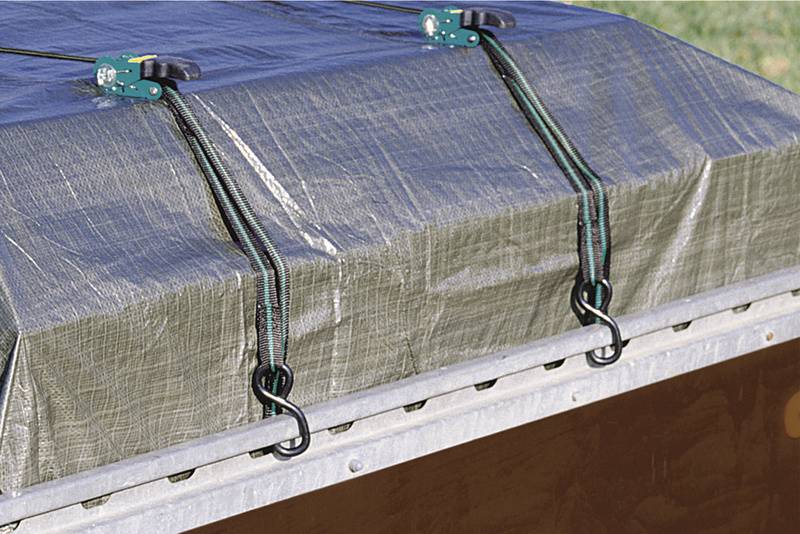 Planenabdeckung auf Anhänger, gesichert mit elastischen Seilen und Haken an der Kante befestigt.