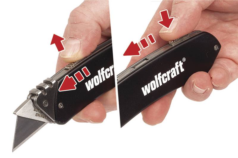 Person hält ein schwarzes Klappmesser der Marke 'wolfcraft'. Pfeile zeigen, wie das Messer ausgeklappt und die Klinge gesichert wird.