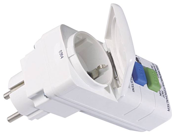Ein Zwischenstecker mit Schuko-Stecker und -Kupplung, inklusive Prüftasten, dient als FI-Schutzschalter für elektrische Sicherheit.