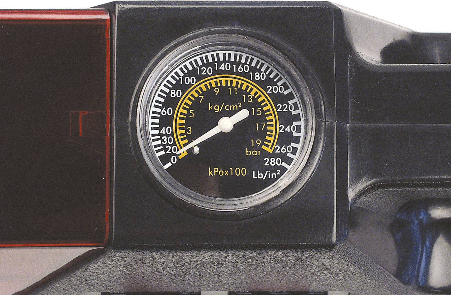 Manometer zeigt Druck in kg/cm² und bar, mit Skala von 0 bis 280 und mehreren Einheiten. Zeiger zeigt auf etwa 140. Schwarzes Gehäuse.