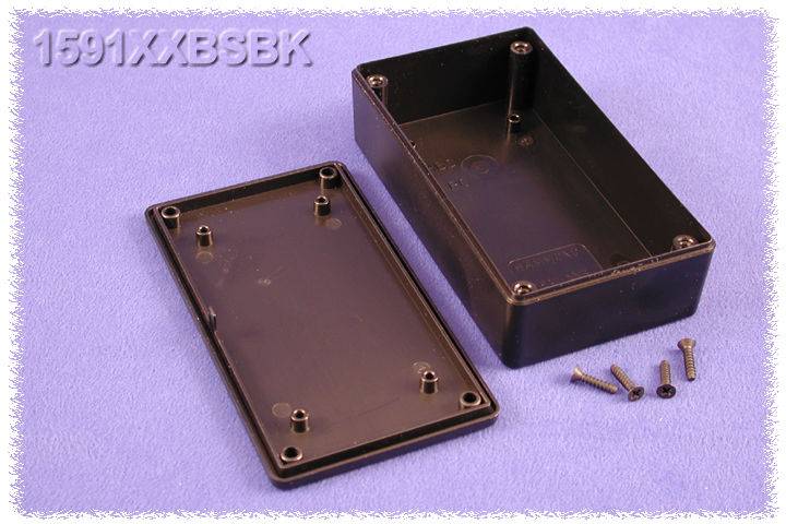 '1591XXBSBK' Elektronikgehäuse schwarz, abgenommenes Gehäuseteil und Schrauben auf lila Hintergrund.