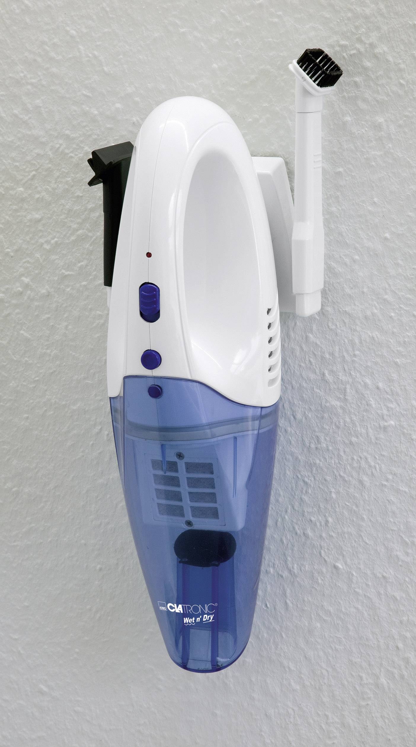 Tragbarer, kabelloser Handstaubsauger mit Wandhalterung, weiß-blau, an einer Wand montiert, ideal für kleine Reinigungsaufgaben.
