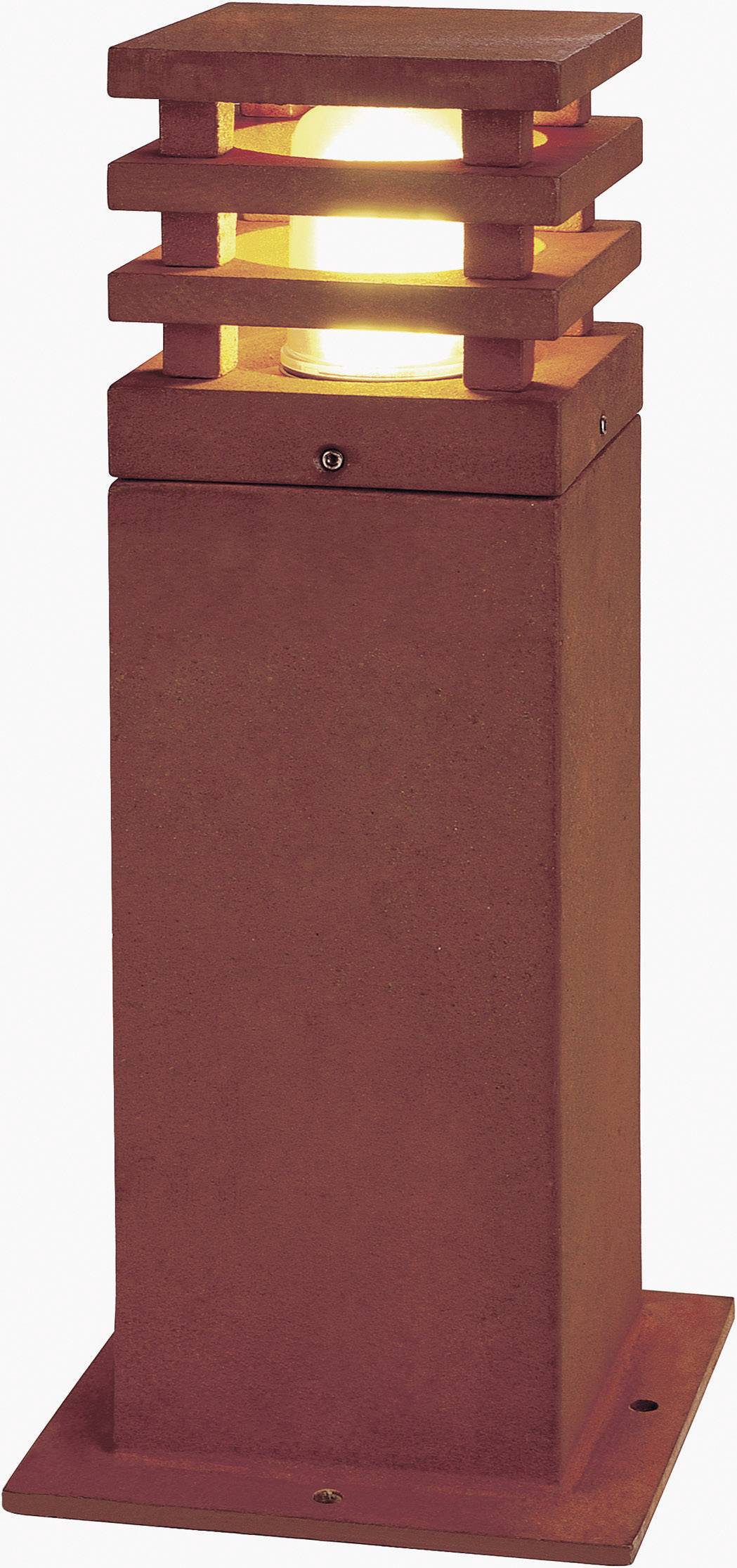 Eine braune Außenleuchte aus Metall mit rechteckigem Standfuß und horizontalen Lamellen, die warmes Licht abgibt.