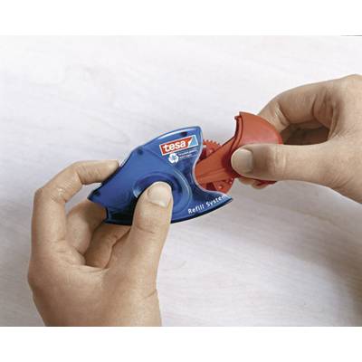 Hände halten einen Tesa Abroller. Eine Hand öffnet den blauen Gehäusedeckel, um den roten Innenmechanismus zu zeigen.