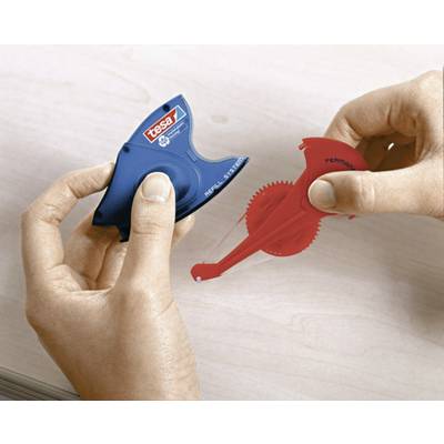Eine Hand hält einen blauen Klebefilmabroller der Marke 'tesa', während die andere Hand ein rotes Innenleben zeigt, um den Austauschprozess zu verdeutlichen.