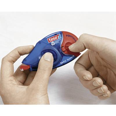 Zwei Hände halten einen tesa Korrekturroller. Eine Hand zieht das Band heraus, während die andere den Roller stabilisiert.