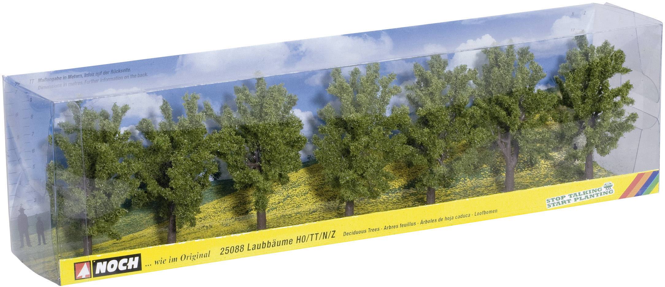 Modellpackung mit sechs Laubbäumen für Modelleisenbahnen. Bäume sind in einer klaren Verpackung vor einer Wiesenlandschaft angeordnet.