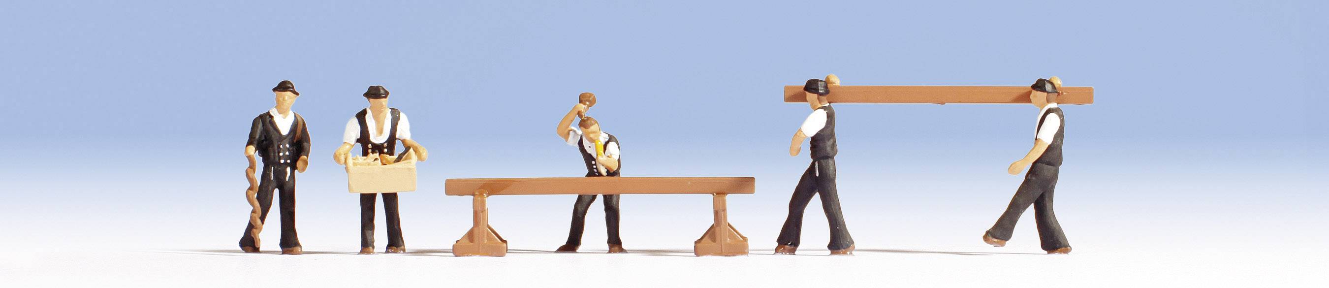Fünf Miniaturfiguren tragen Tischlerwerkzeuge und Holzlatten. Sie tragen traditionelle Handwerkskleidung und arbeiten an einem Tischprojekt.