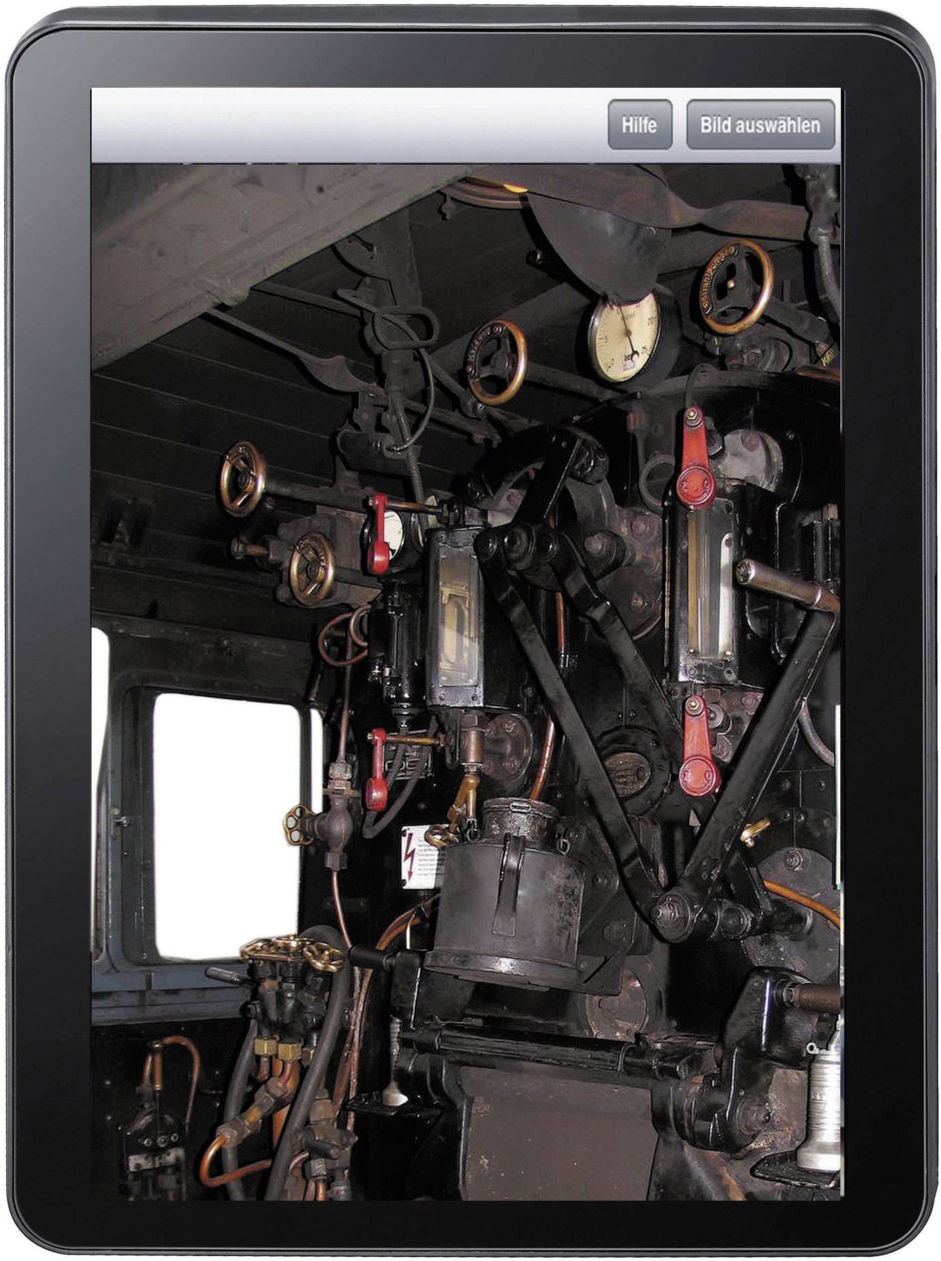 Eine digitale Anzeige zeigt das Innere eines Lokomotiv-Cockpits mit zahlreichen Messgeräten, Hebeln und Anzeigen.