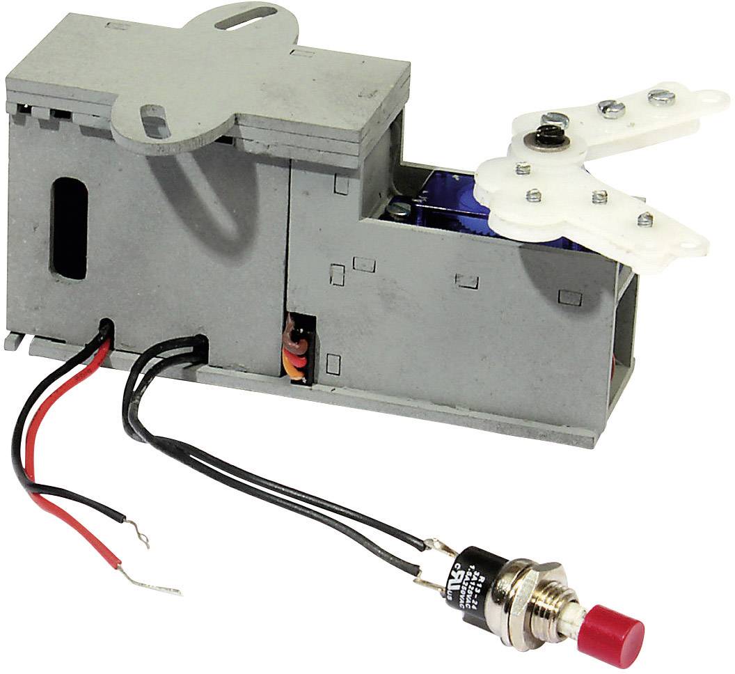 Automatischer Mechanismus mit Drähten und rotem Knopf. Der Mechanismus zeigt Zahnräder und Verbindungen, möglicherweise für ein technisches Experiment.