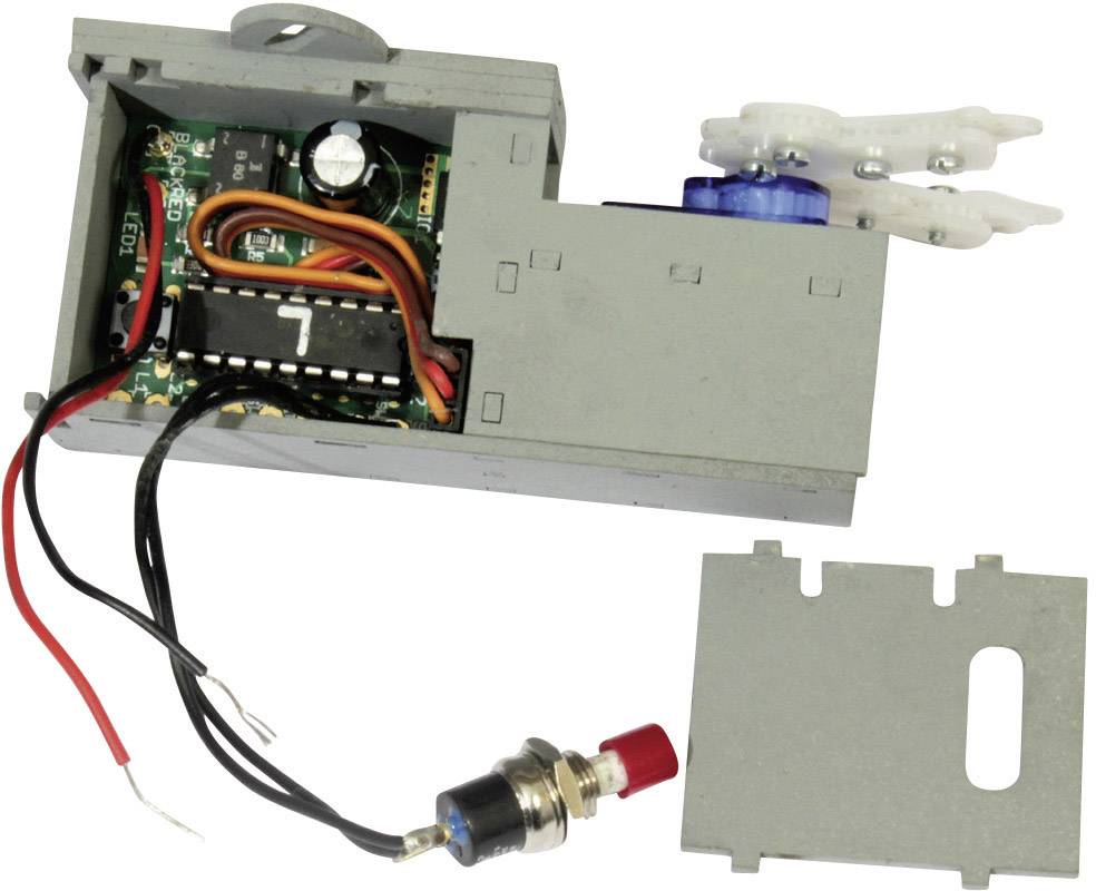 Ein offenes graues Kunststoffgehäuse mit elektronischen Bauteilen und zwei angeschlossenen Kabeln. Eine rote Taste ist vorne sichtbar.