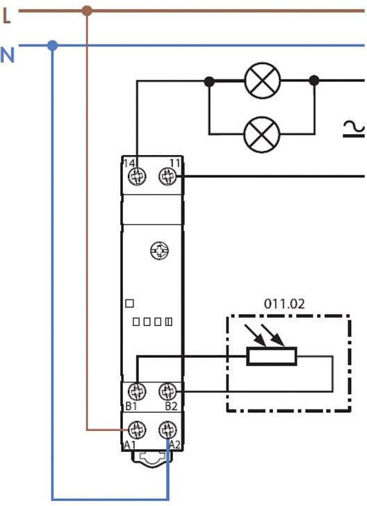 Schaltplan eines elektrischen Relais mit Anschlüssen und Verdrahtung zu zwei Leuchten; zeigt die Verbindungspunkte klar an.