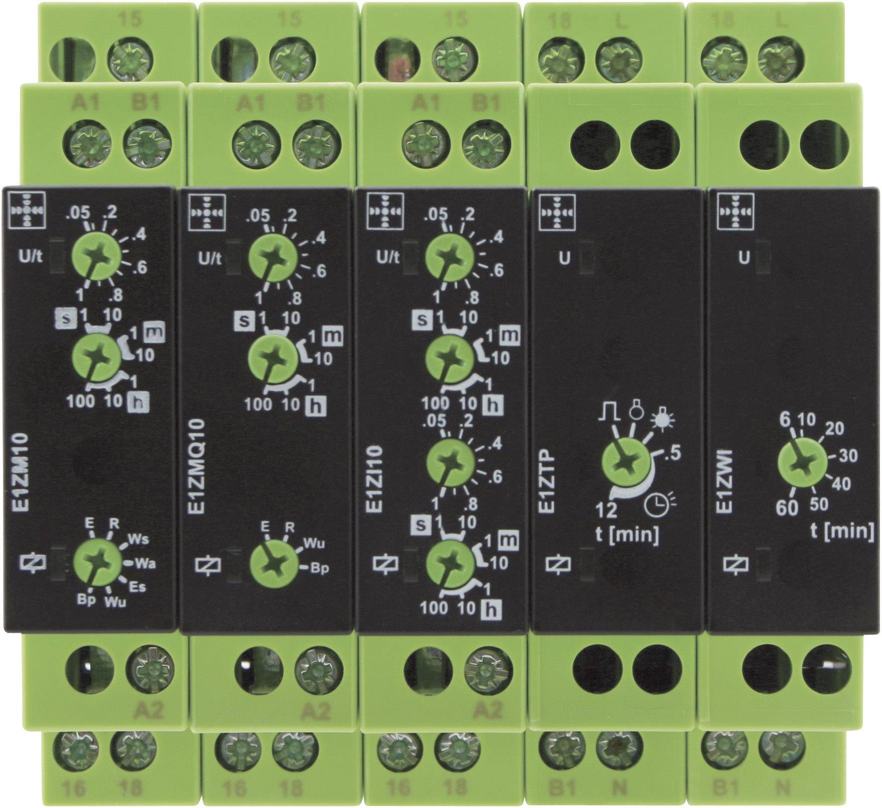 Ein grüner elektrischer Zeitrelaisblock mit mehreren Einstellknöpfen und Schraubklemmen, zeigt verschiedene Zeit- und Funktionsoptionen.