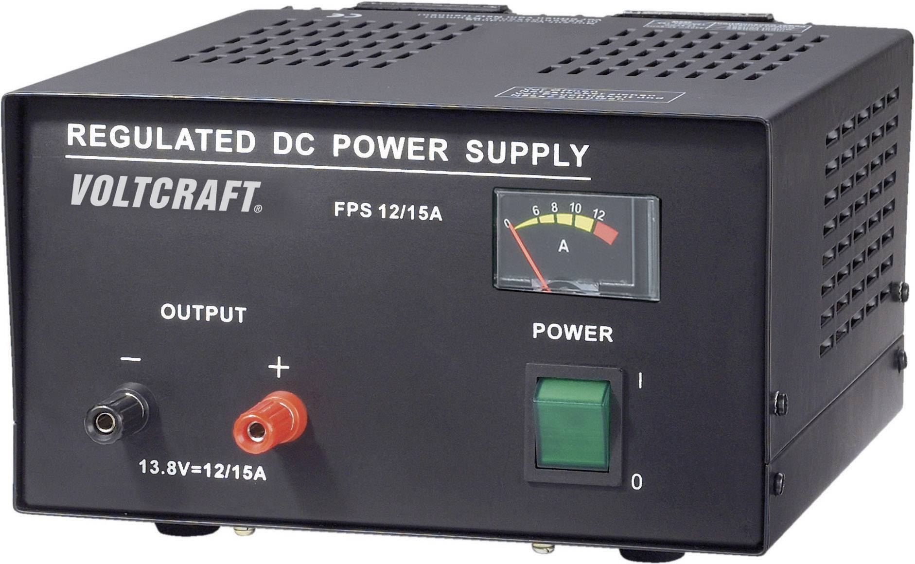 Schwarzes Voltcraft-Gleichstromnetzteil mit Amperemeter. Zwei Ausgänge: rot (+) und schwarz (−). Ein/Aus-Schalter mit grüner LED-Anzeige.