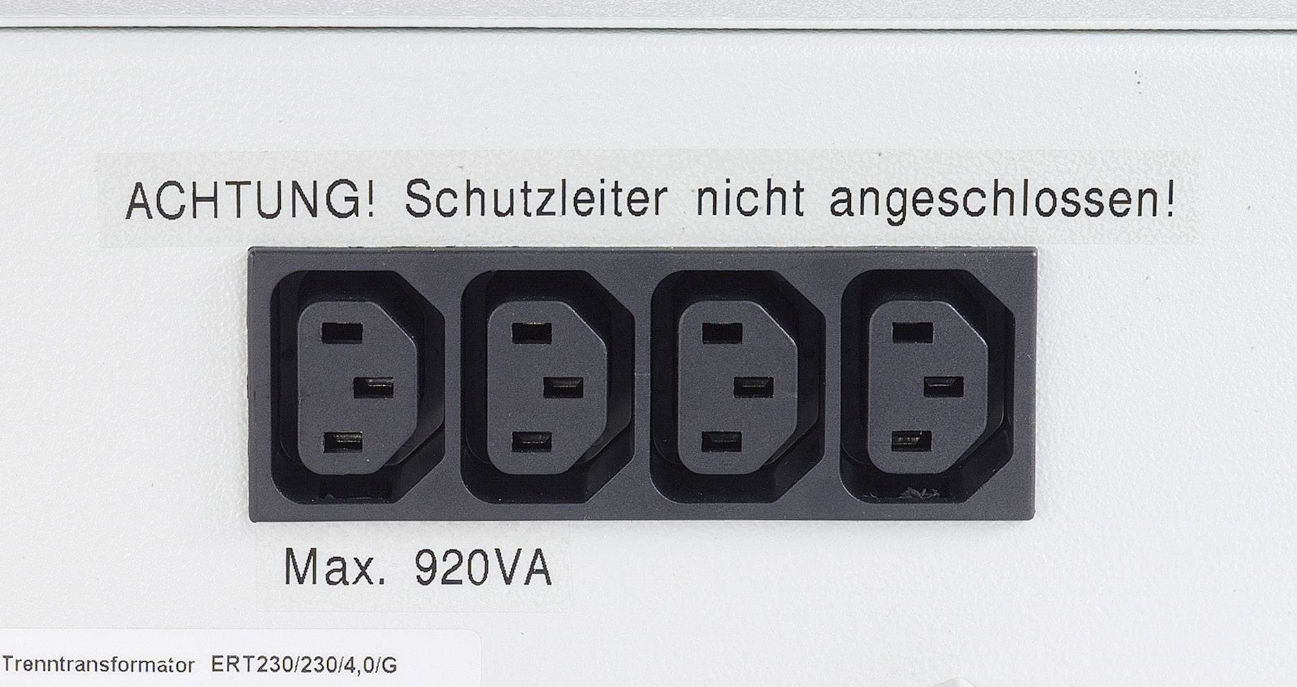 'ACHTUNG! Schutzleiter nicht angeschlossen!' steht über einer Reihe schwarzer Steckbuchsen. Darunter steht 'Max. 920VA'.