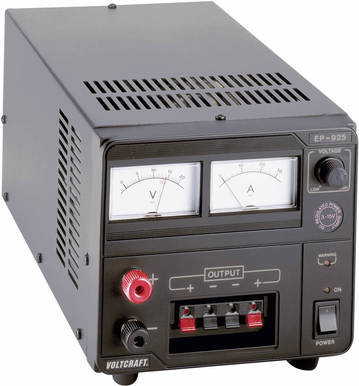 Schwarzes Netzgerät mit zwei analogen Anzeigen für Spannung (Volt) und Stromstärke (Ampere), mehreren Schaltern und Anschlüssen.