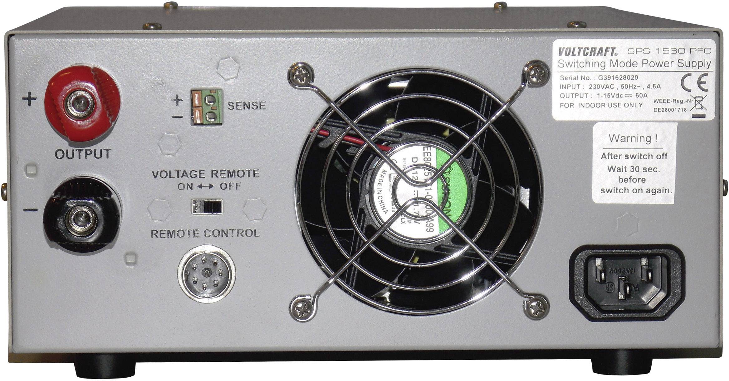 'Rückseite eines Netzteils mit Lüfter, Spannungseinstellungen, Ausgangsanschlüssen und einem Warnhinweis: Warten Sie 30 Sek. vor erneutem Einschalten.'
