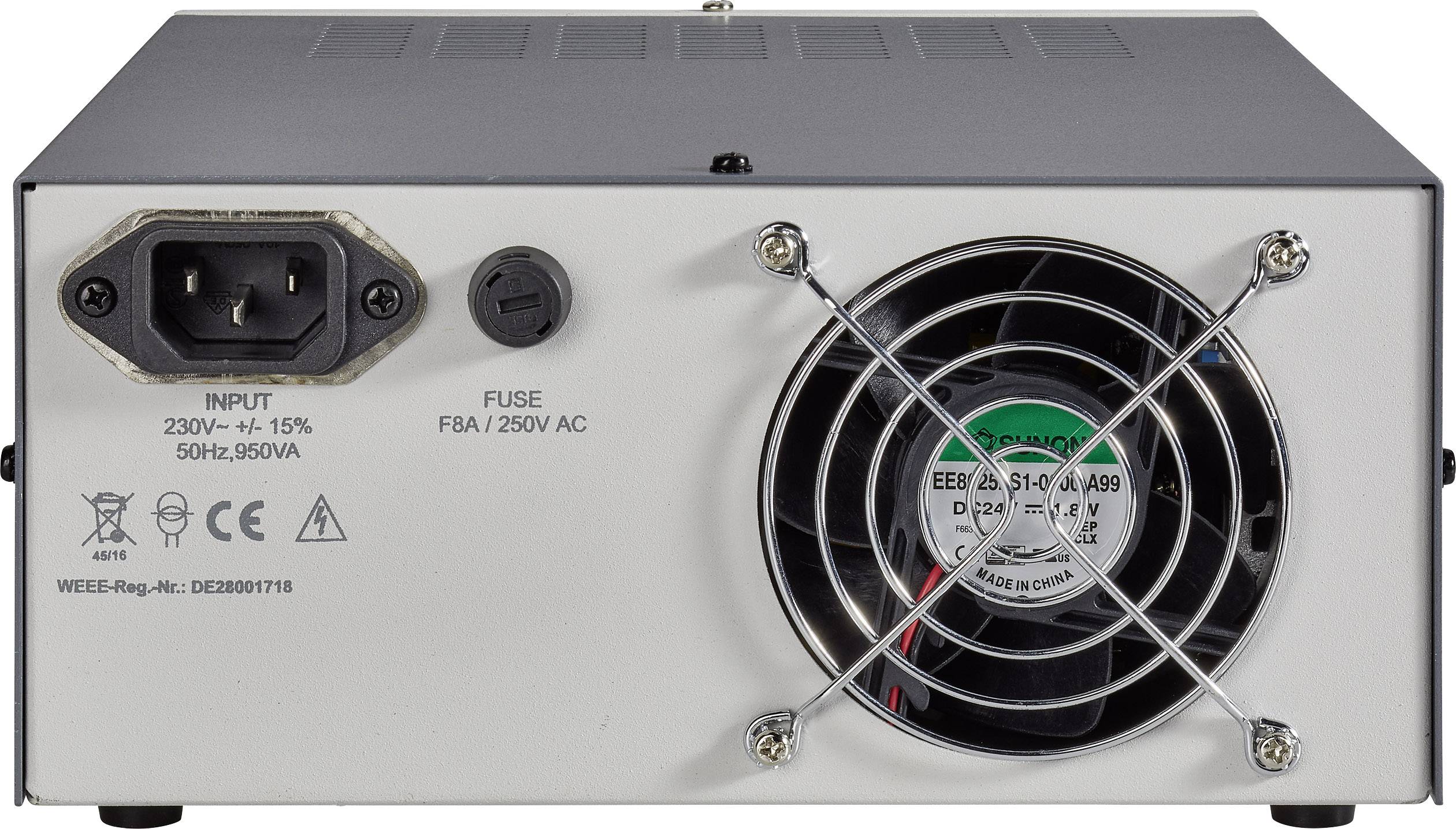 Ein Netzkabelanschluss und ein Lüfter an der Rückseite eines elektronischen Geräts, beschriftet mit Spezifikationen: 'INPUT 230V ± 15%, 50Hz, 950VA'.