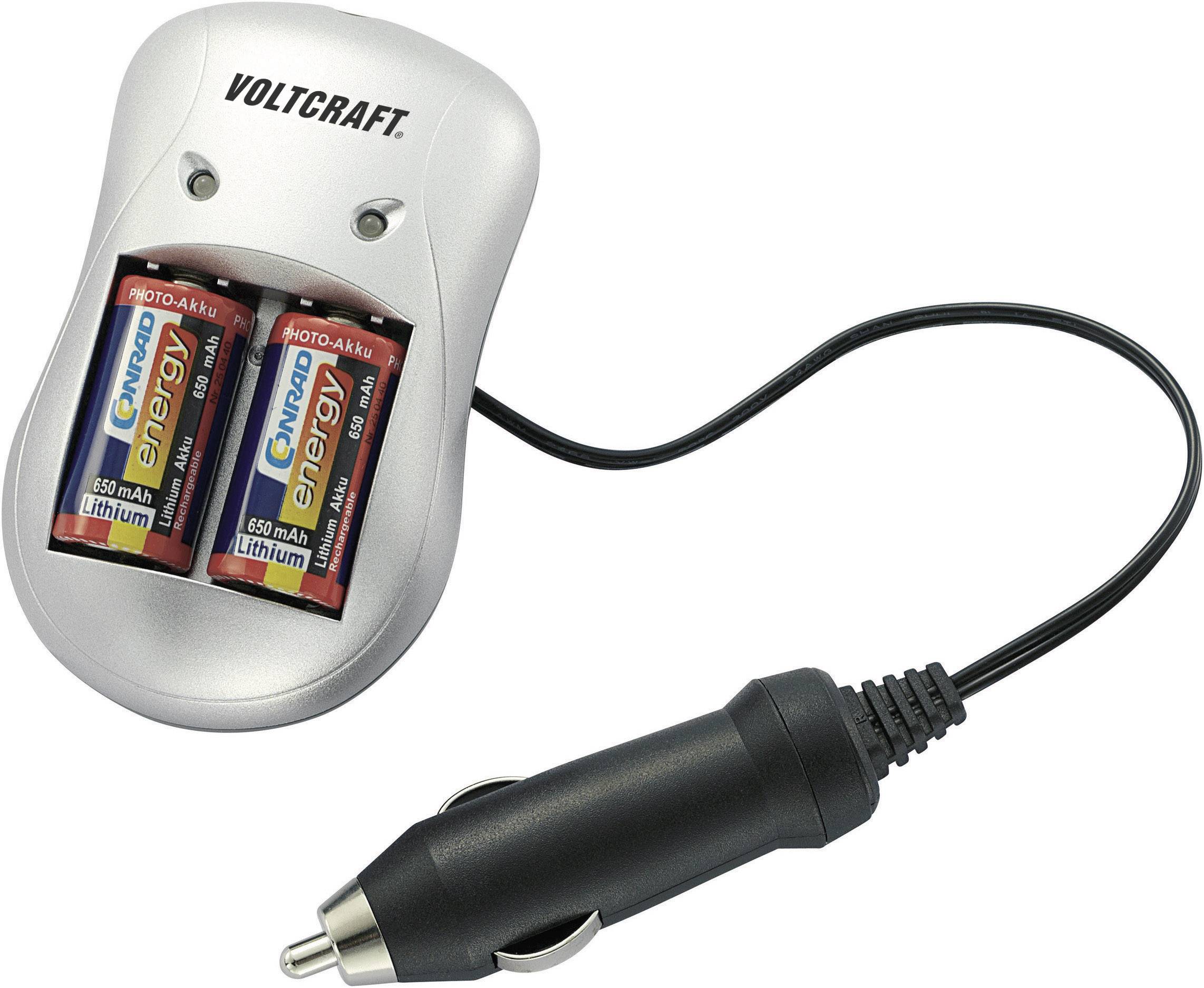 Ladegerät mit zwei eingesetzten AA-Batterien und Autoadapterkabel, Marke 'Voltcraft'.