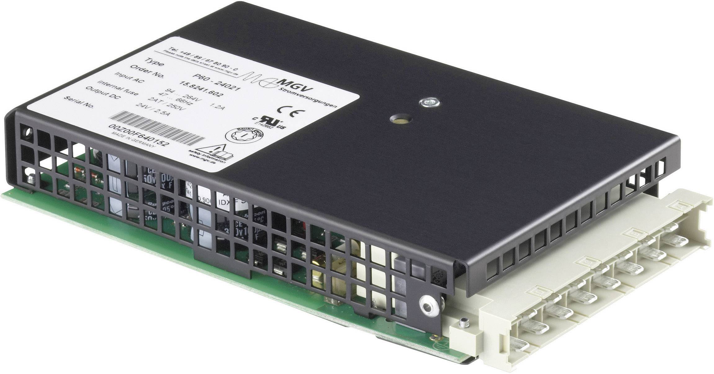 Ein rechteckiges elektrisches Modul mit Gittergehäuse, mehreren Anschlüssen und einem Label mit technischen Spezifikationen.