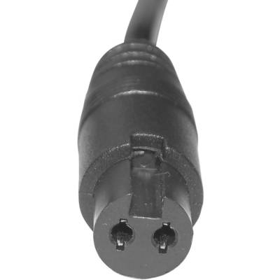 Ein schwarzer zweipoliger Netzkabelstecker von vorne, der typisch für die Stromversorgung elektronischer Geräte verwendet wird.