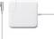 Weißes Apple-Laptop-Ladegerät mit MagSafe-Anschluss, Kabel rechts.