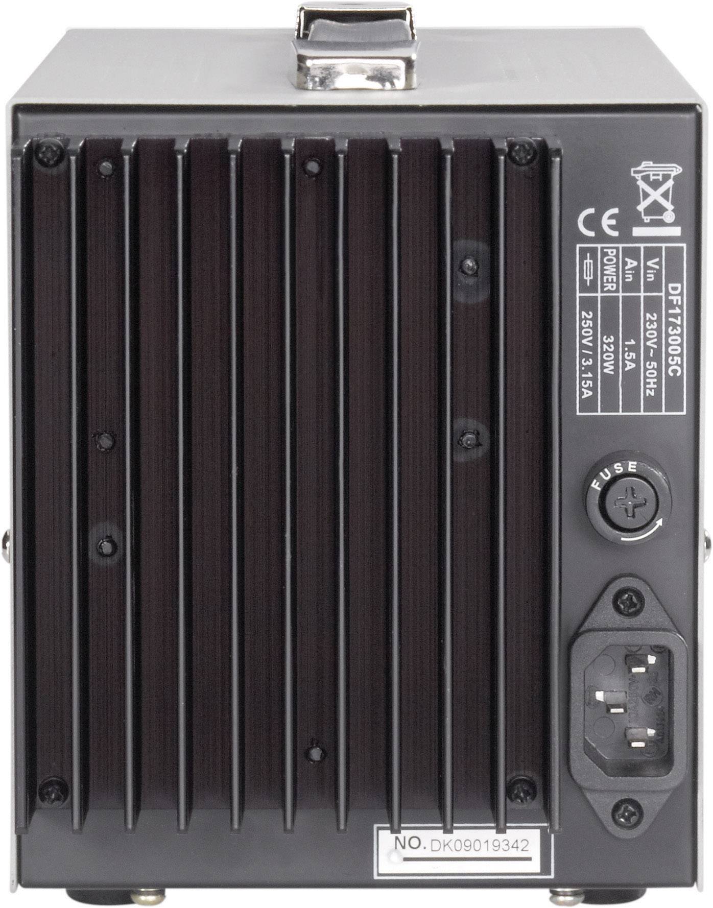 Rückseite eines elektronischen Geräts mit Kühlrippen, Netzschalter, Sicherung und Netzkabelanschluss. Modellnummer und technische Spezifikationen sichtbar.