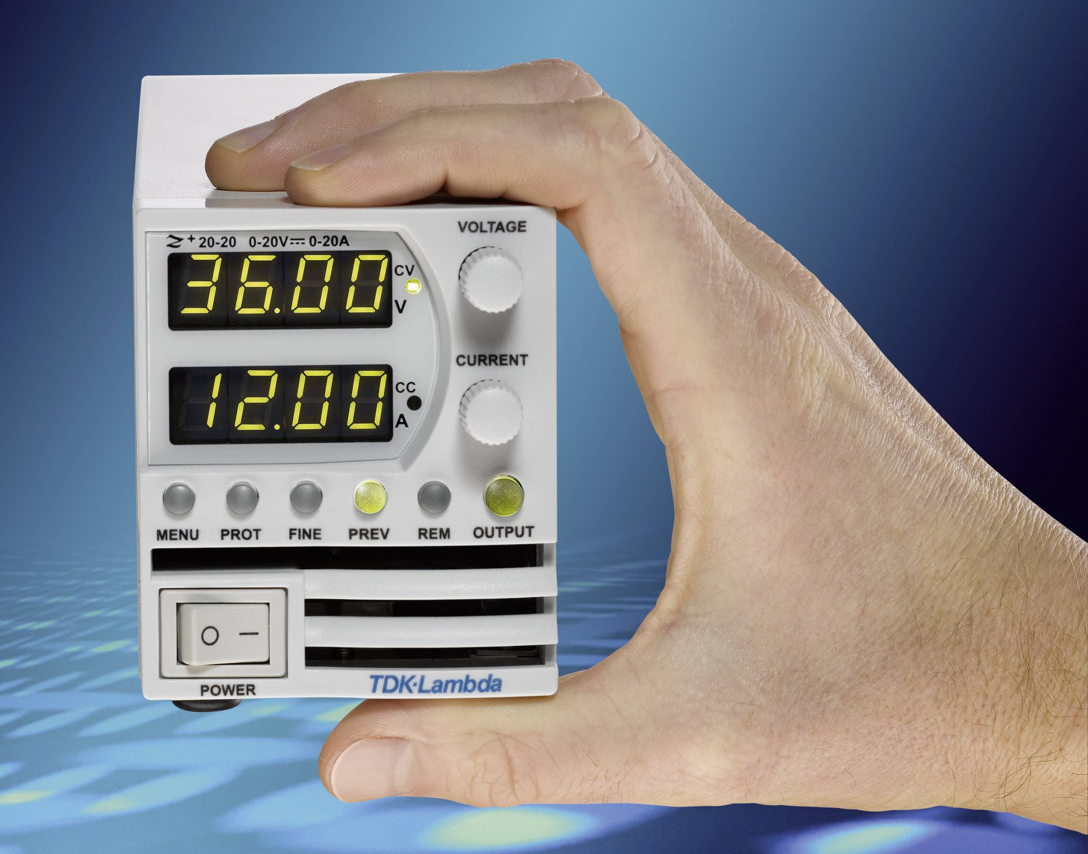 Kompaktes TDK-Lambda Labornetzteil mit digitaler Anzeige für 36V/12A, gehalten in einer Hand.