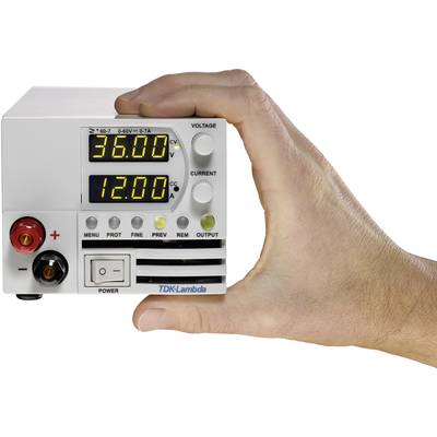 Ein Hand hält ein kleines elektronisches Gerät mit digitalen Anzeigen für Spannung (36.00 V) und Stromstärke (12.00 A).